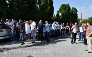 Veliki broj građana protestuje zbog hapšenja direktora OSA-e: Čuju se povici - ostavke